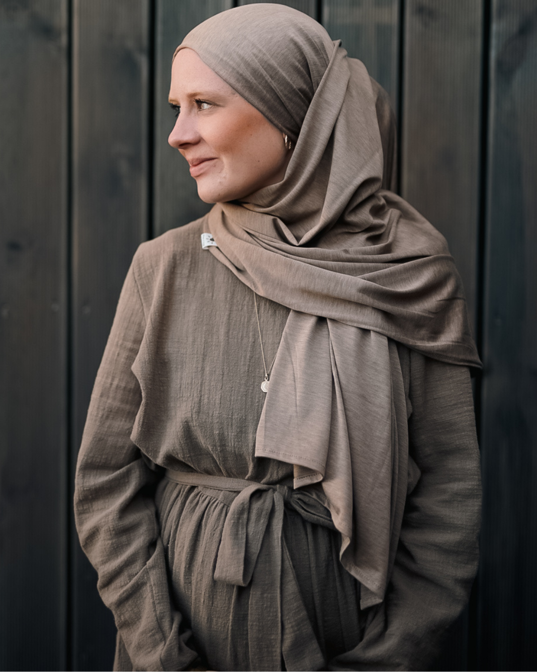 Premium Jersey Hijab "Mariposa" gemaakt van zijde en biologisch katoen (hazelnoot)
