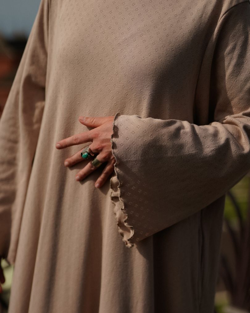 Pointelle Abaya „Amélie“ aus reiner Baumwolle (Cappuccino)