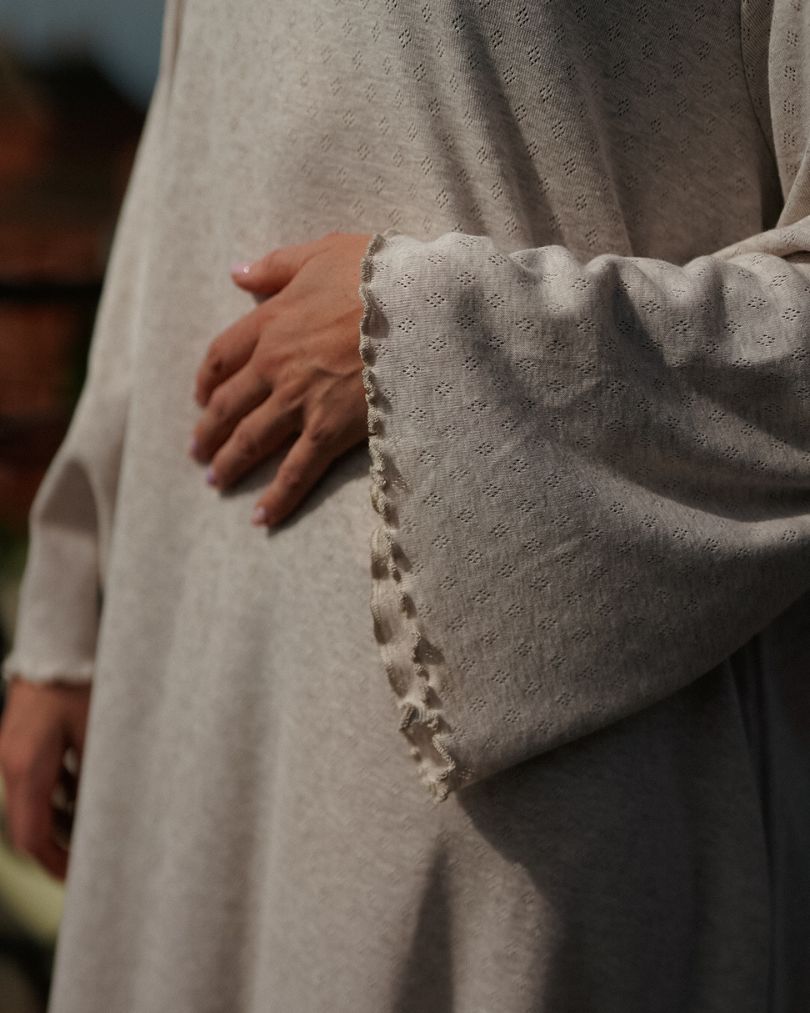 Pointelle Abaya „Amélie“ aus reiner Baumwolle (Sand)