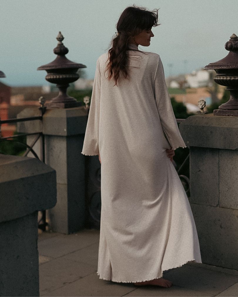 Pointelle Abaya „Amélie“ aus reiner Baumwolle (Sand)