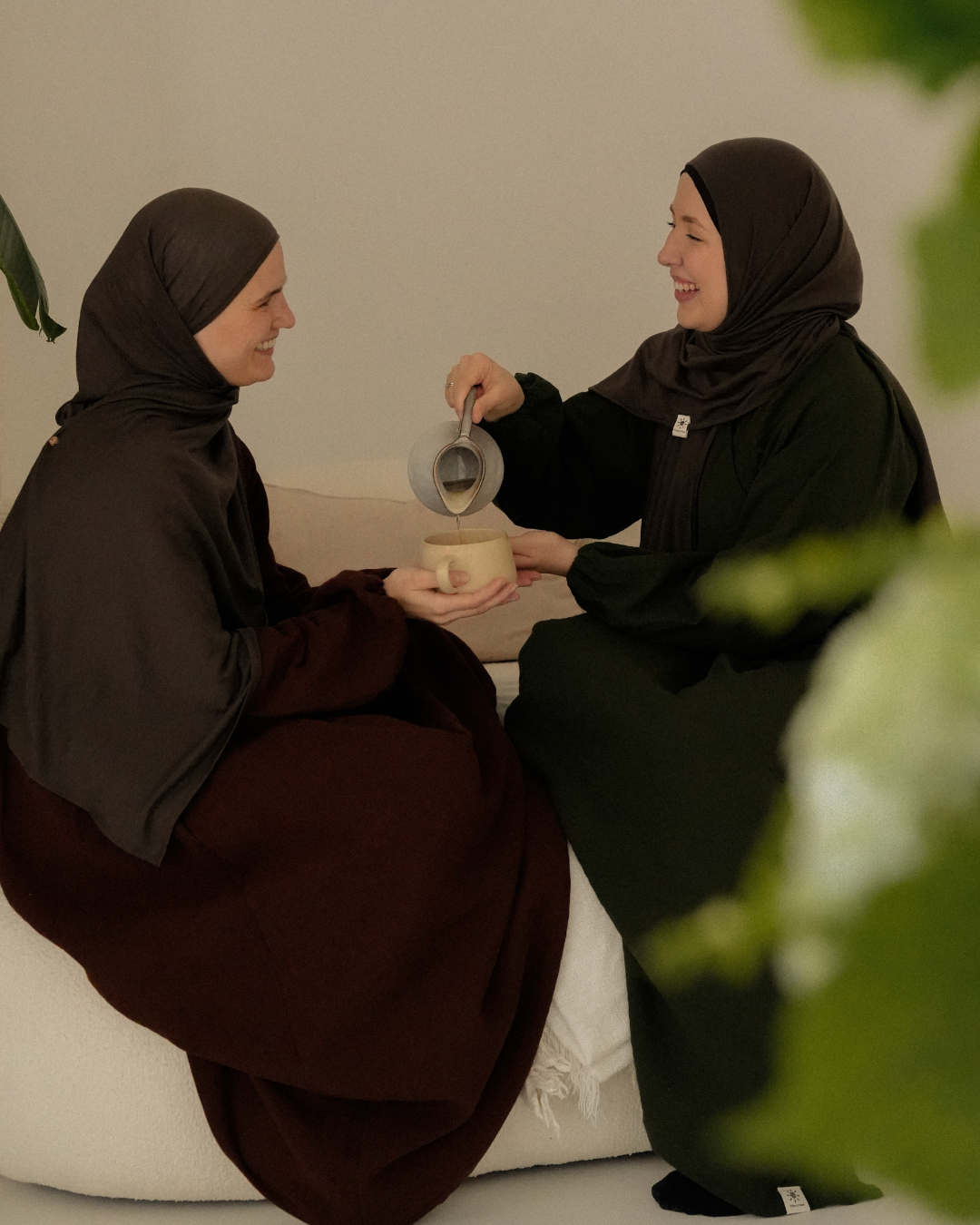 Breastfeeding-friendly abaya "Lunaria" made from organic cotton (Date Brown)