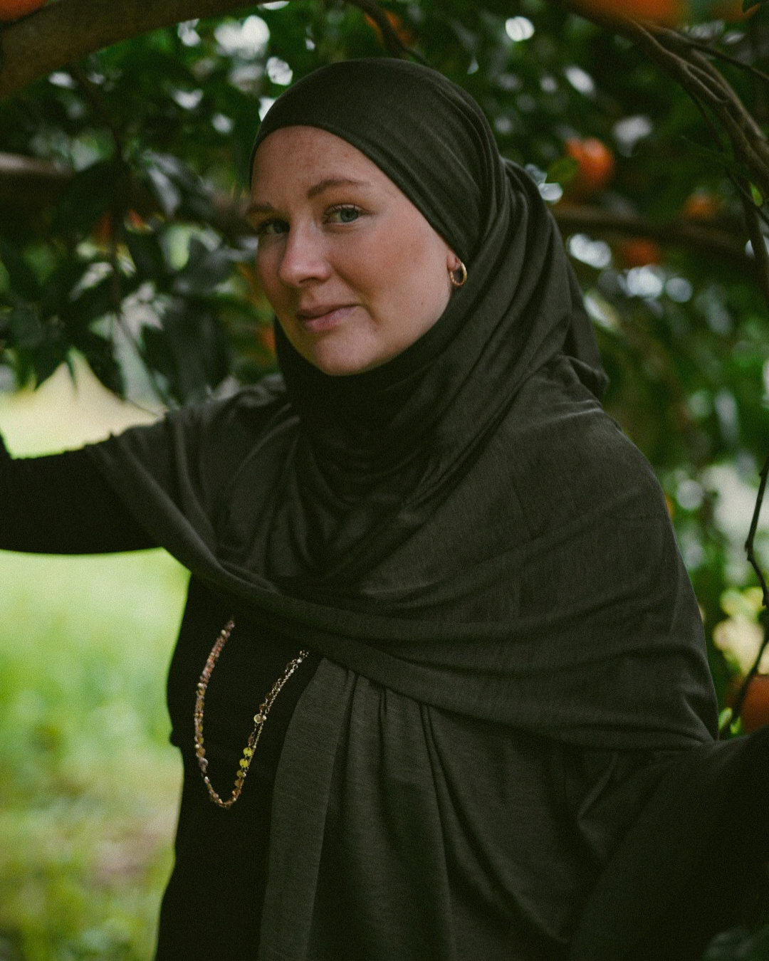 Hijab Premium Jersey « Mariposa » en soie et coton biologique (olive)