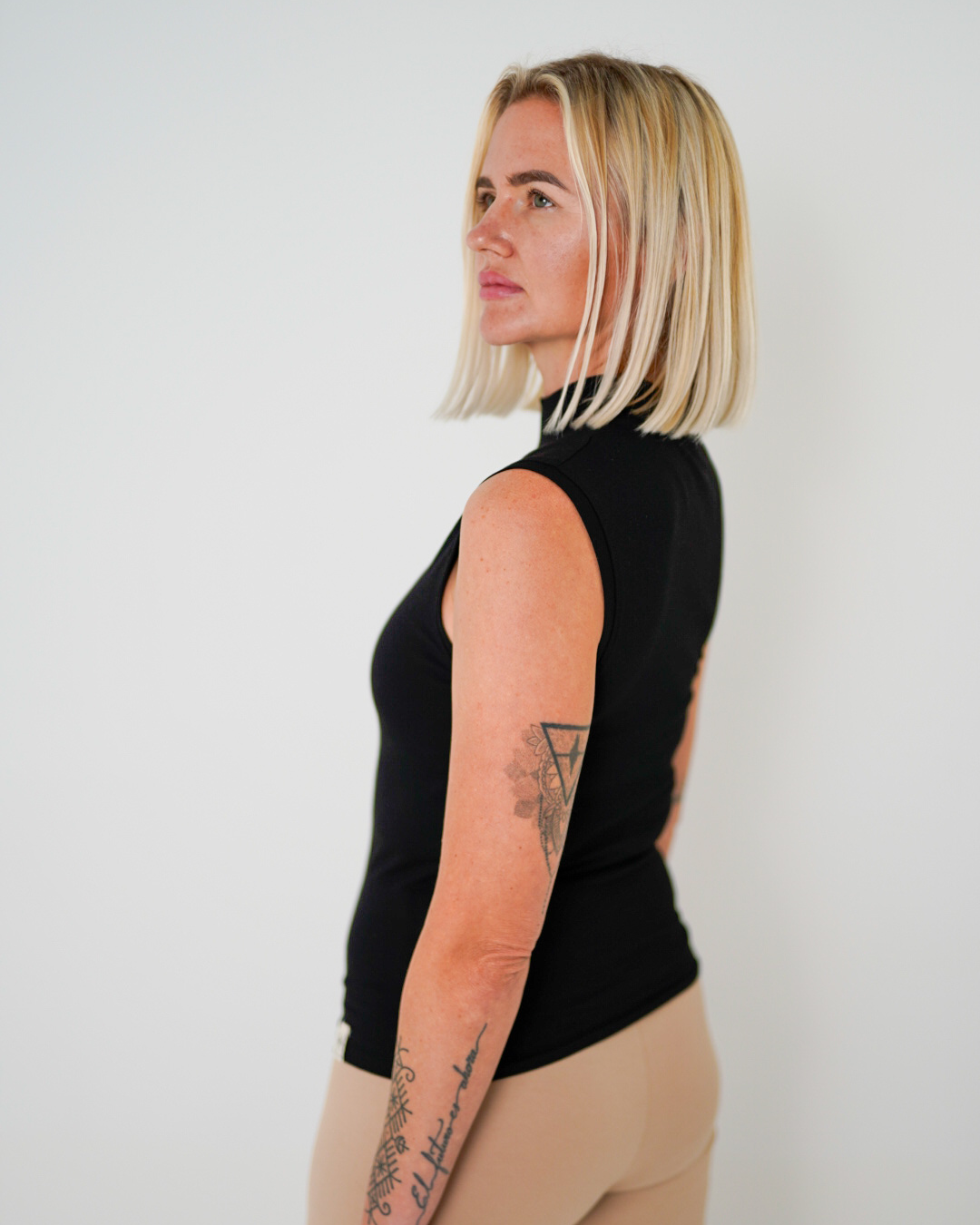 T-shirt basique sans manches en coton biologique « Yara » (noir)