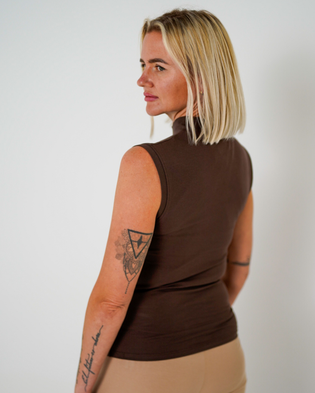 Basic Shirt ärmellos aus Bio-Baumwolle "Yara" (Chocolate)