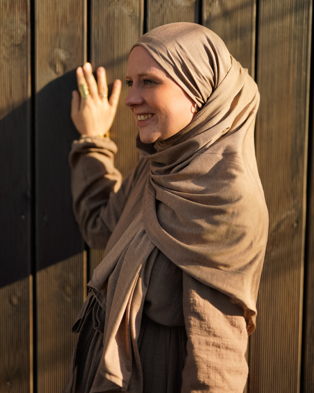 Premium Jersey Hijab "Mariposa" aus Seide und Bio-Baumwolle (Haselnuss)