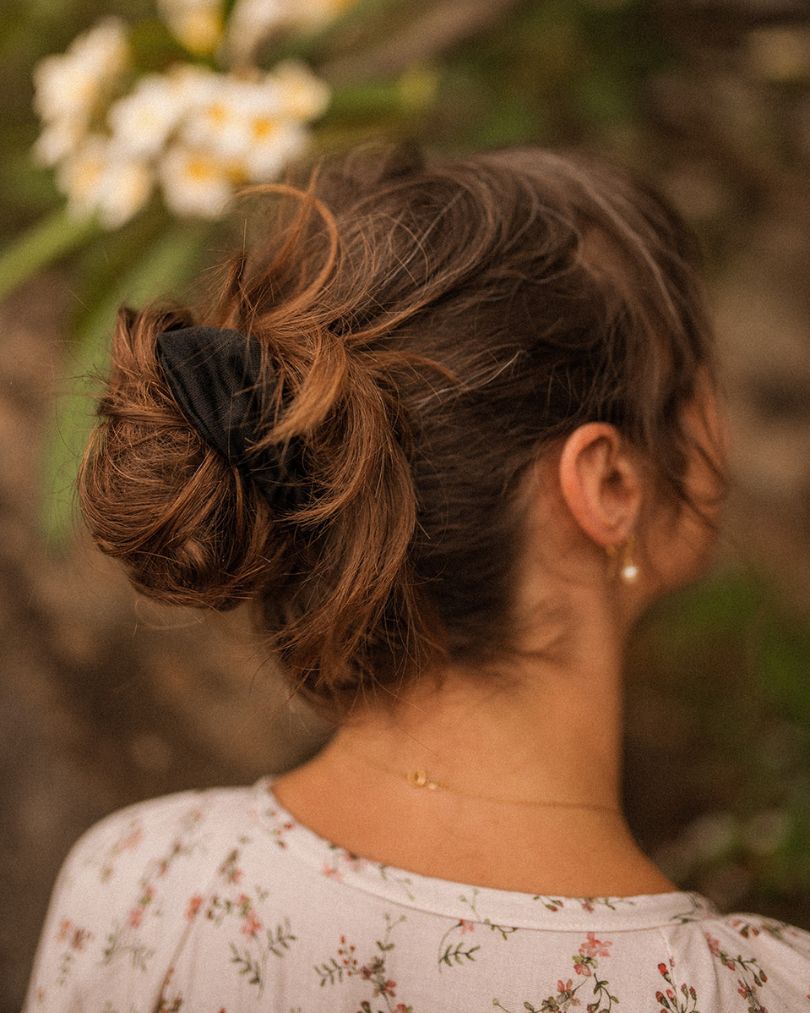 The "Mariposa" Scrunchie aus Seide und Bio-Baumwolle (Black)