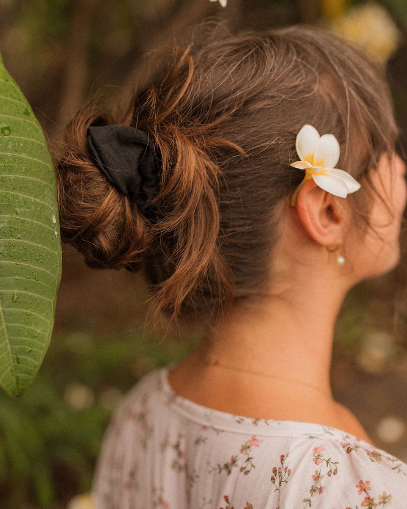 The "Mariposa" Scrunchie aus Seide und Bio-Baumwolle (Black)
