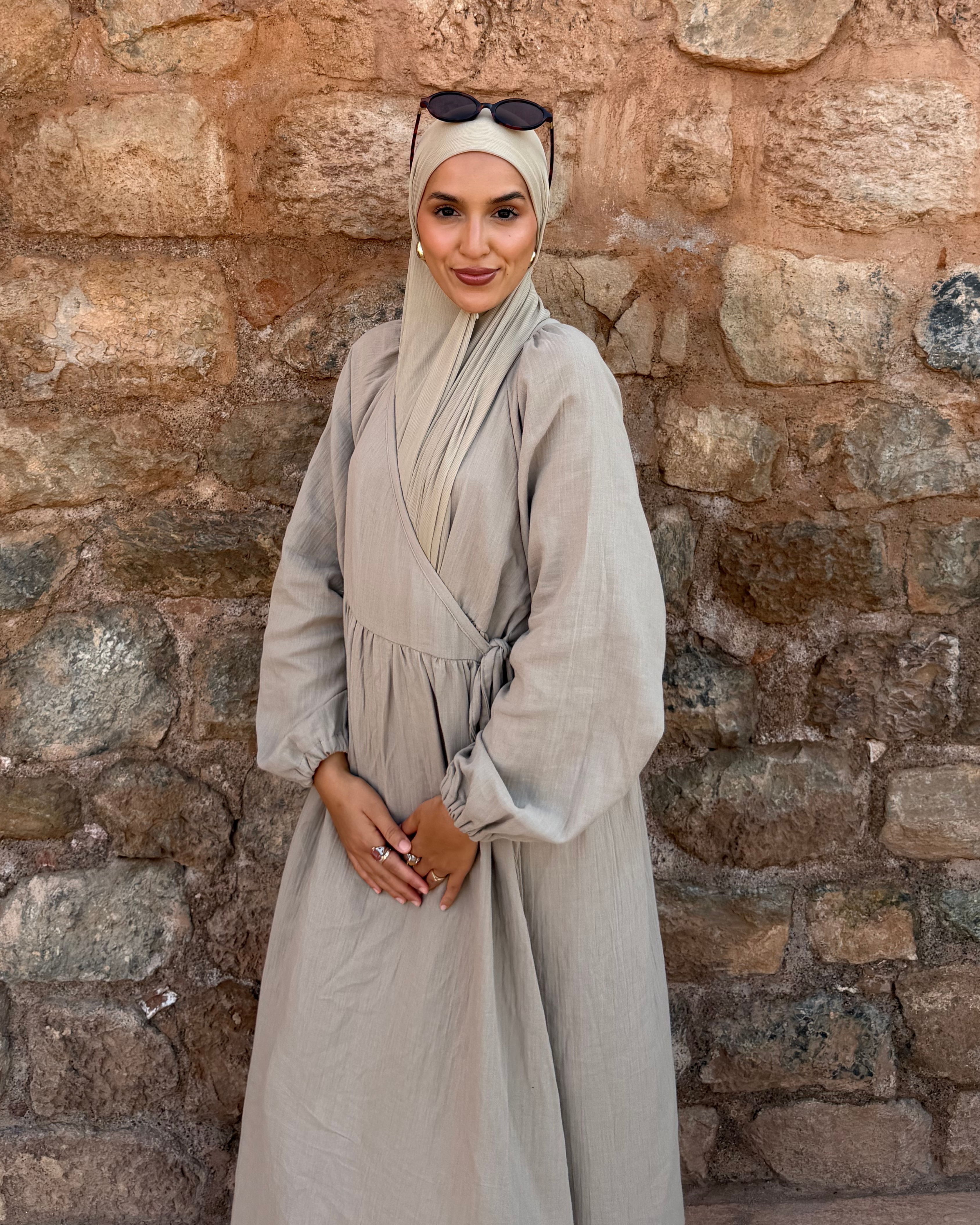 Breastfeeding-friendly wrap abaya "Lunaria" made from organic cotton (Vintage Taupe)