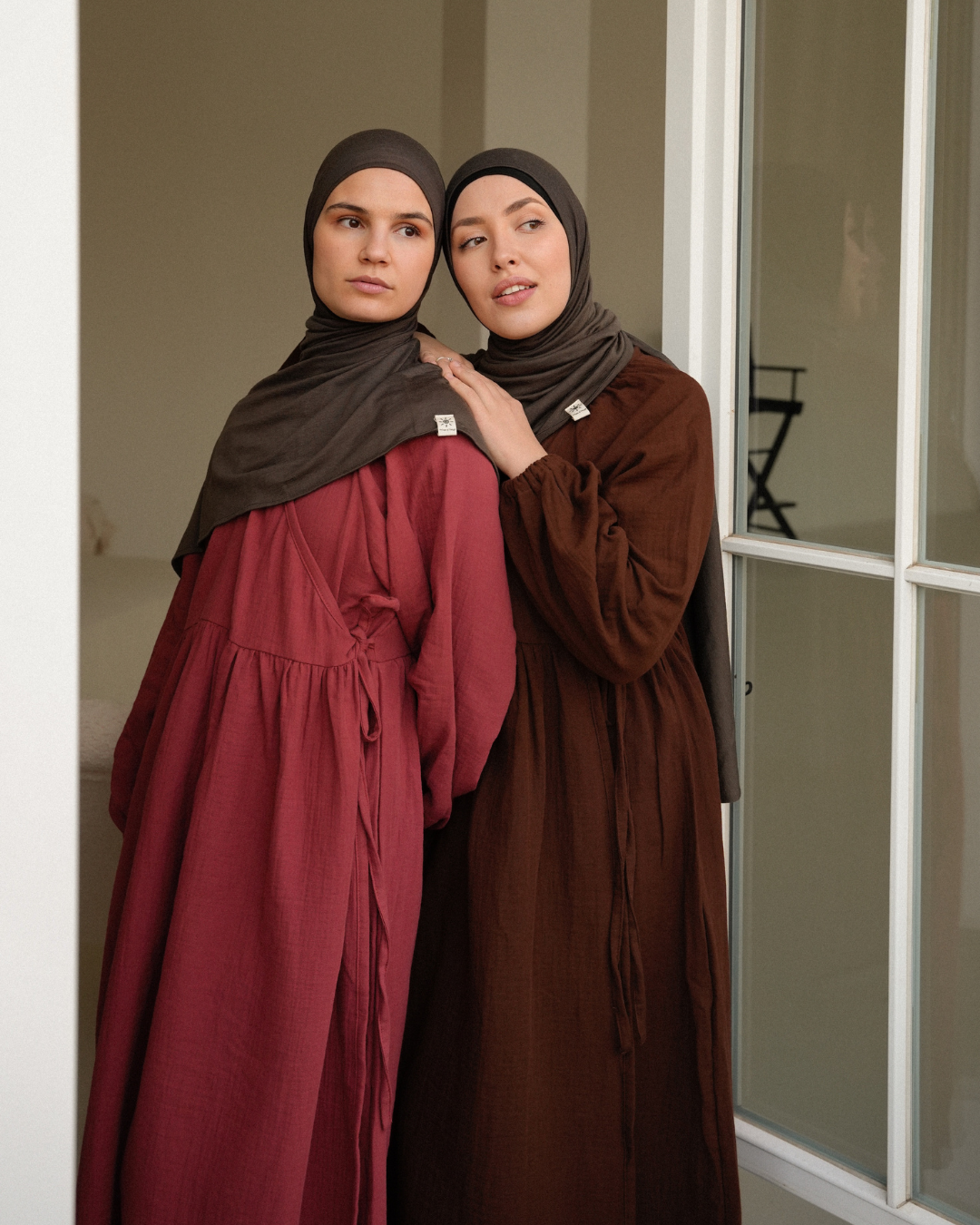 Stillfreundliche Wickel Abaya "Lunaria" aus Bio-Baumwolle (Date Brown)