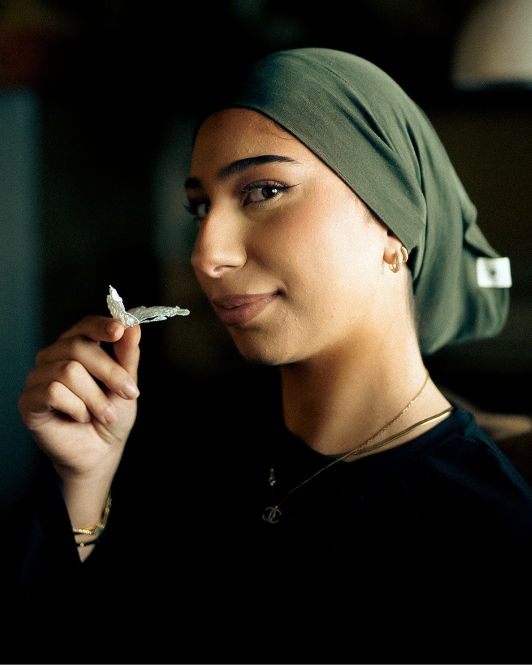 Silk and organic cotton bonnet "Mariposa" (olive)