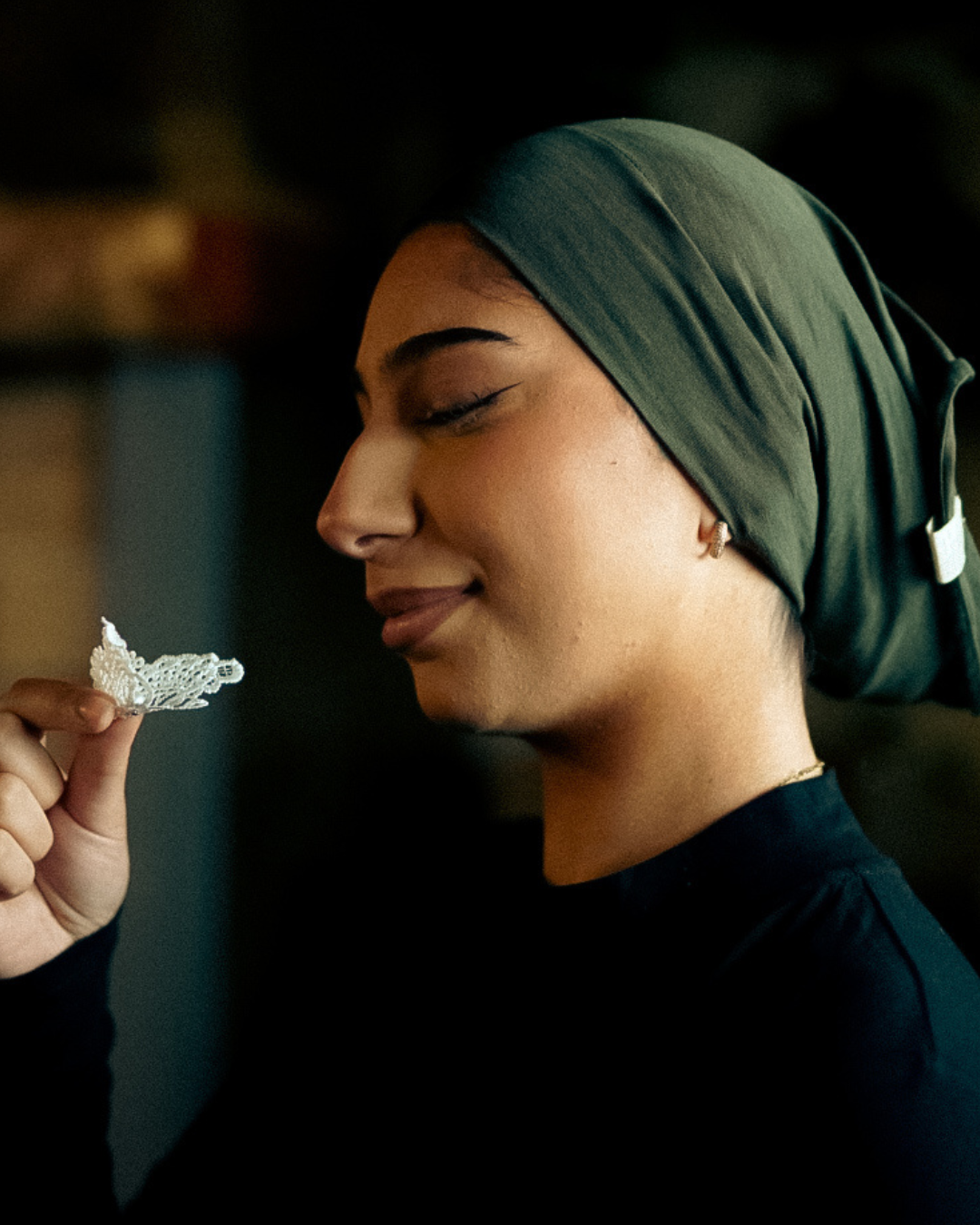 Silk and organic cotton bonnet "Mariposa" (olive)