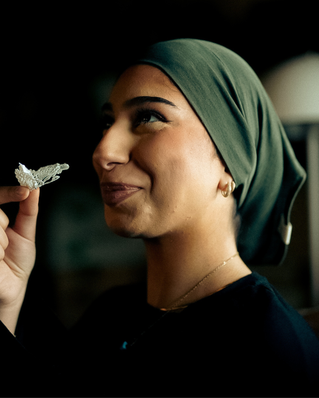 Silk and organic cotton bonnet "Mariposa" (olive)