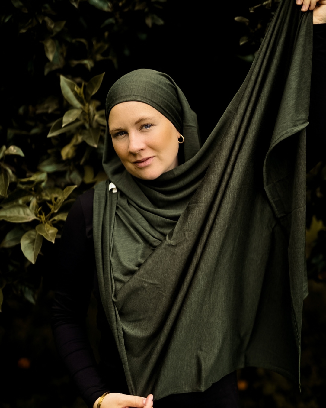 Hijab Premium Jersey « Mariposa » en soie et coton biologique (olive)