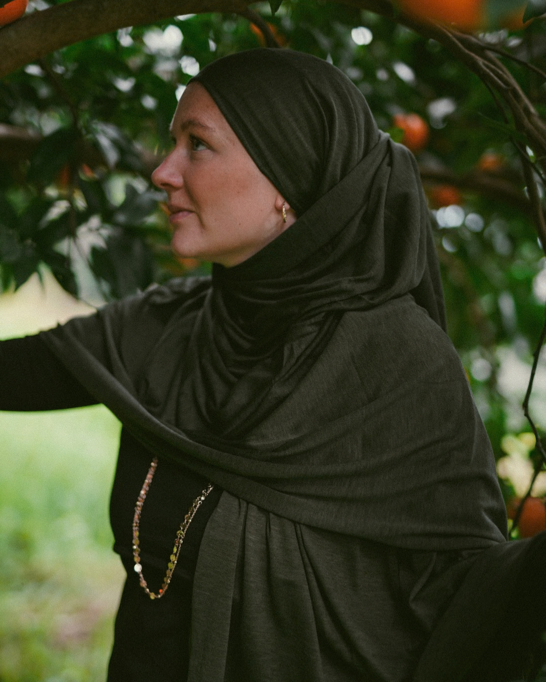 Hijab Premium Jersey « Mariposa » en soie et coton biologique (olive)