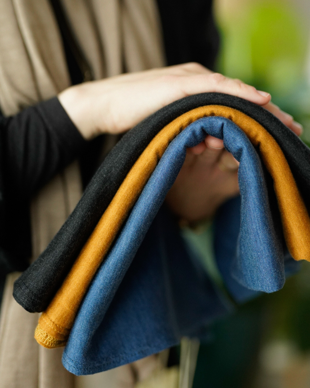 Premium Jersey Hijab aus Seide und Bio-Baumwolle Honey - "Mariposa"