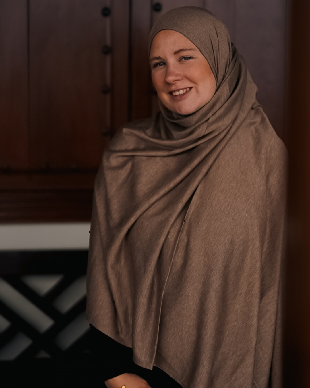 Premium Jersey Hijab "Mariposa" aus Seide und Bio-Baumwolle (Haselnuss)