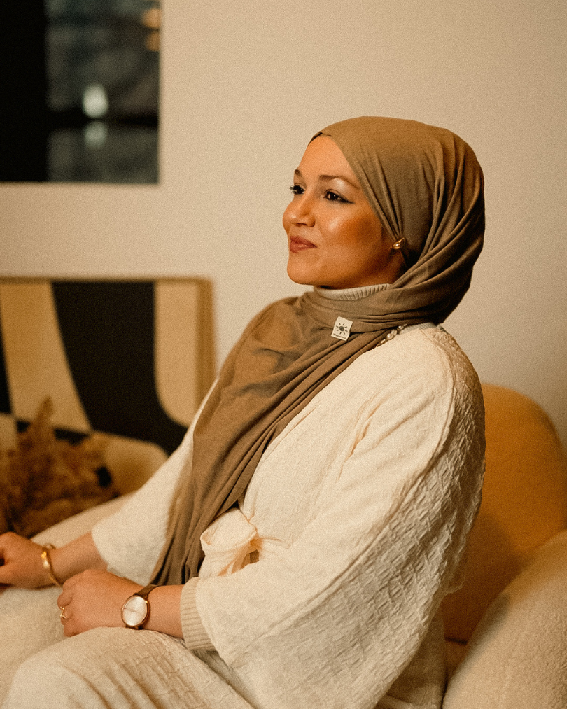 Premium Jersey Hijab "Mariposa" aus Seide und Bio-Baumwolle (Haselnuss)