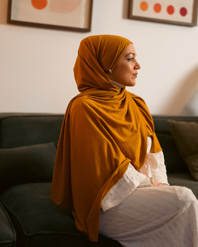 Premium Jersey Hijab aus Seide und Bio-Baumwolle Honey - "Mariposa"