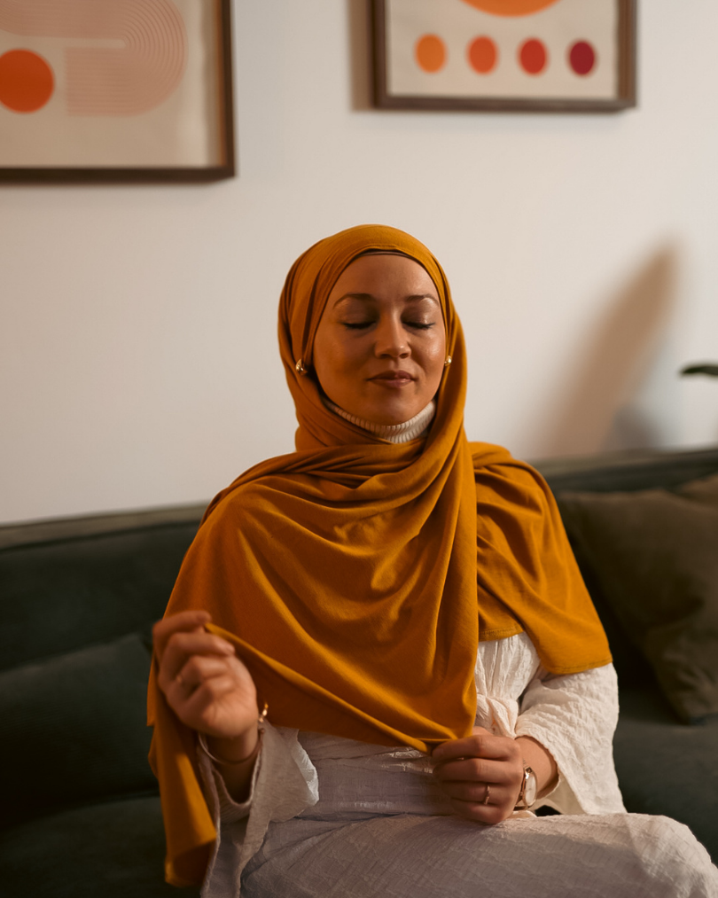 Premium Jersey Hijab aus Seide und Bio-Baumwolle Honey - "Mariposa"