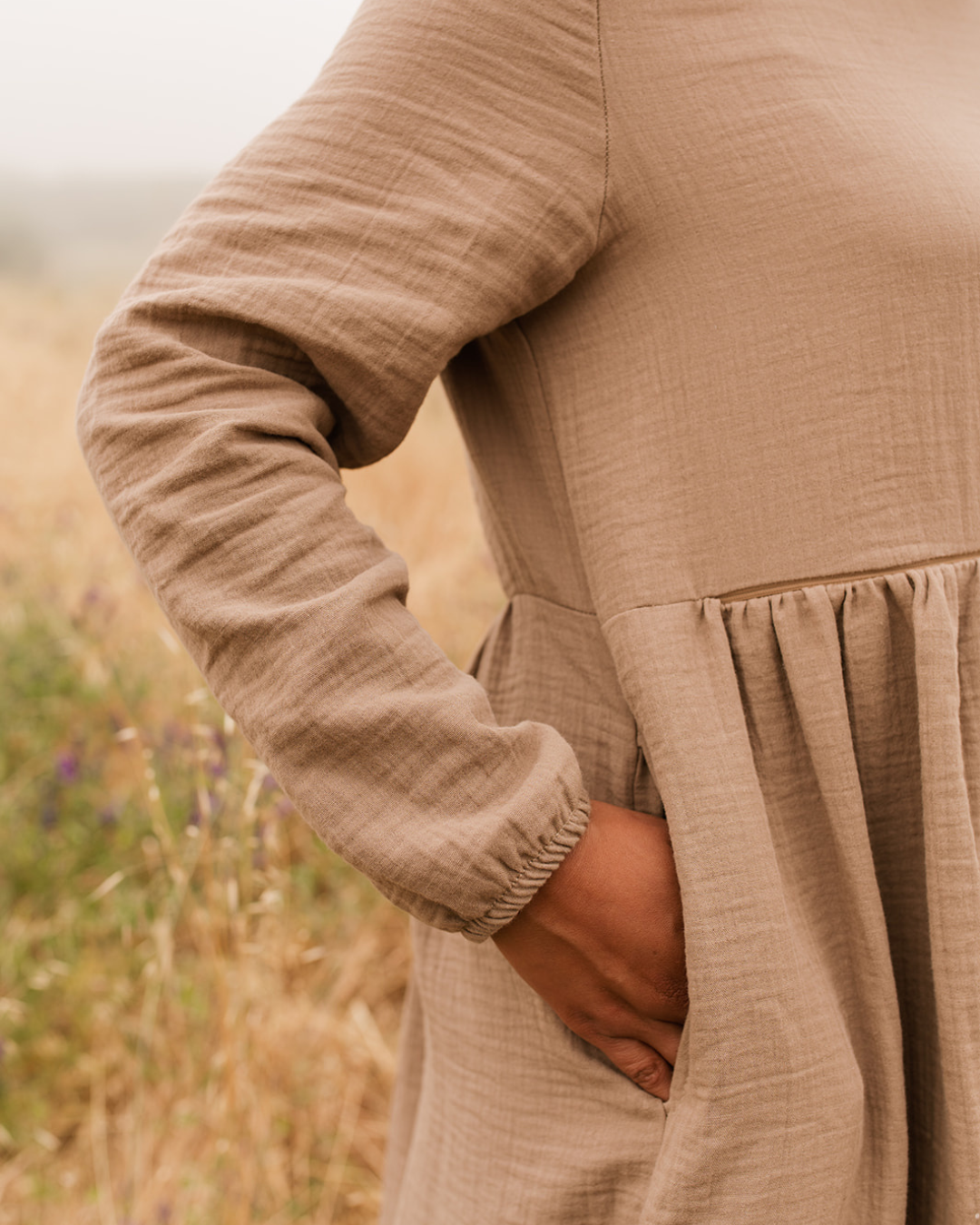 Abaya « Maya » à fermeture éclair, adaptée à l'allaitement, en pur coton bio (marron clair)