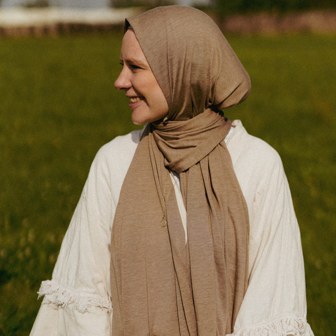 Premium Jersey Hijab "Mariposa" aus Seide und Bio-Baumwolle (Haselnuss)