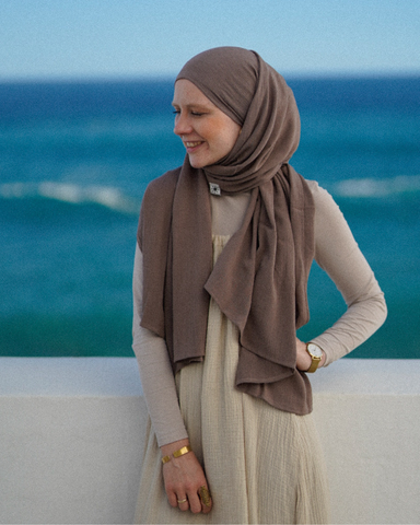 Crinkle Chiffon Hijab aus Viskose und Leinen Deep Taupe - Sandy