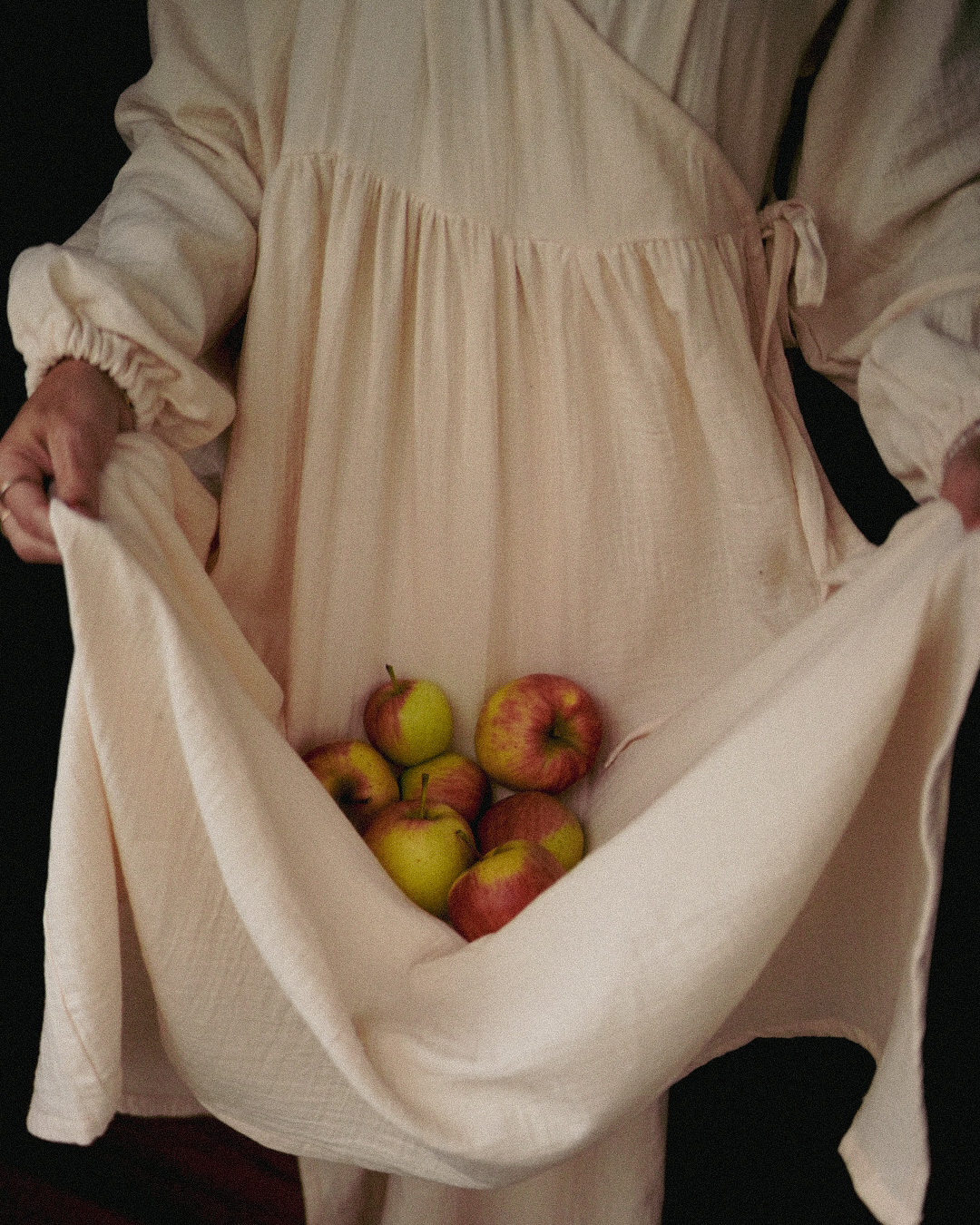 Stillfreundliche Wickel Abaya "Lunaria" aus Bio-Baumwolle (Powder)