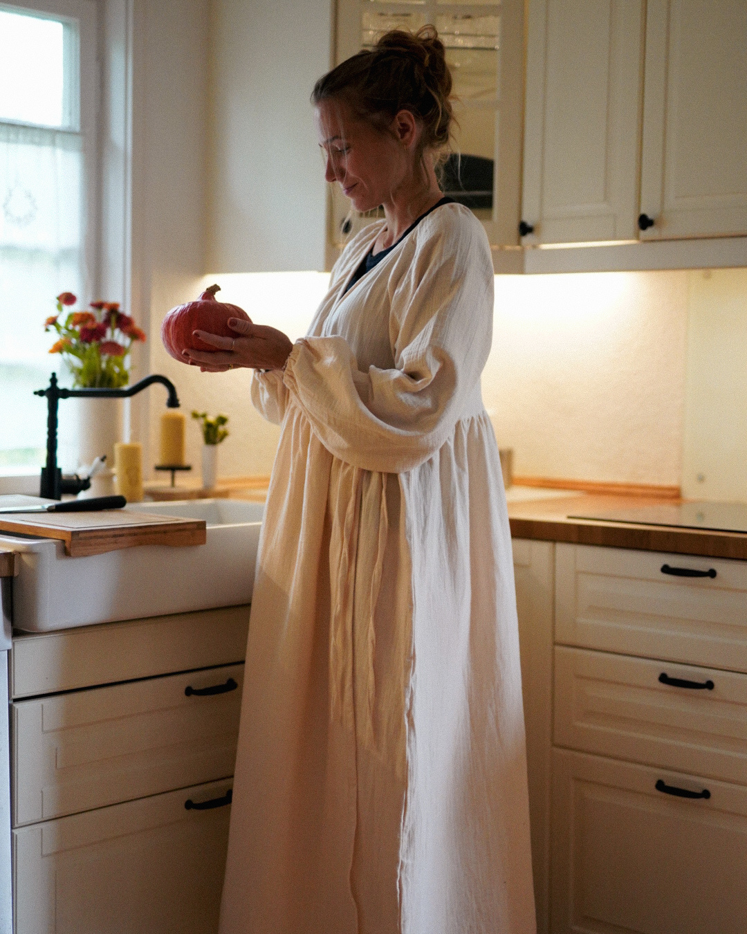 Stillfreundliche Wickel Abaya "Lunaria" aus Bio-Baumwolle (Powder)