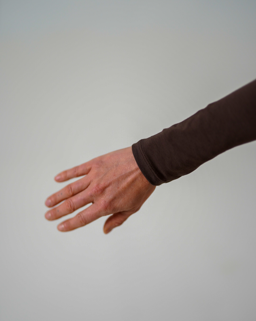 T-shirt basique à manches longues en coton biologique « Yara » (chocolat)