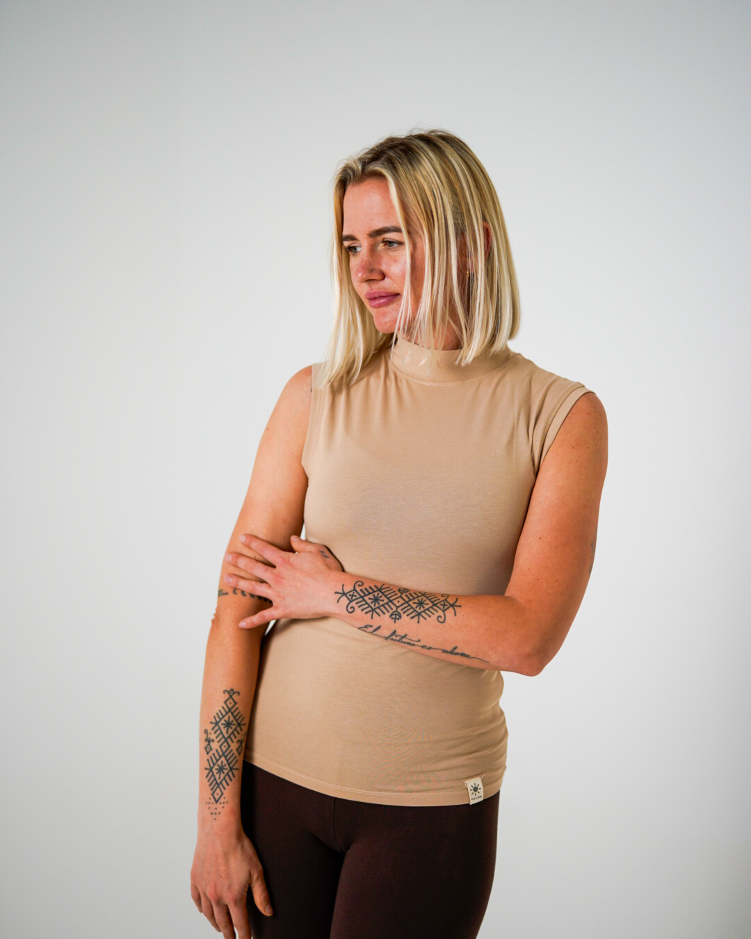 T-shirt basique sans manches en coton biologique « Yara » (taupe clair)